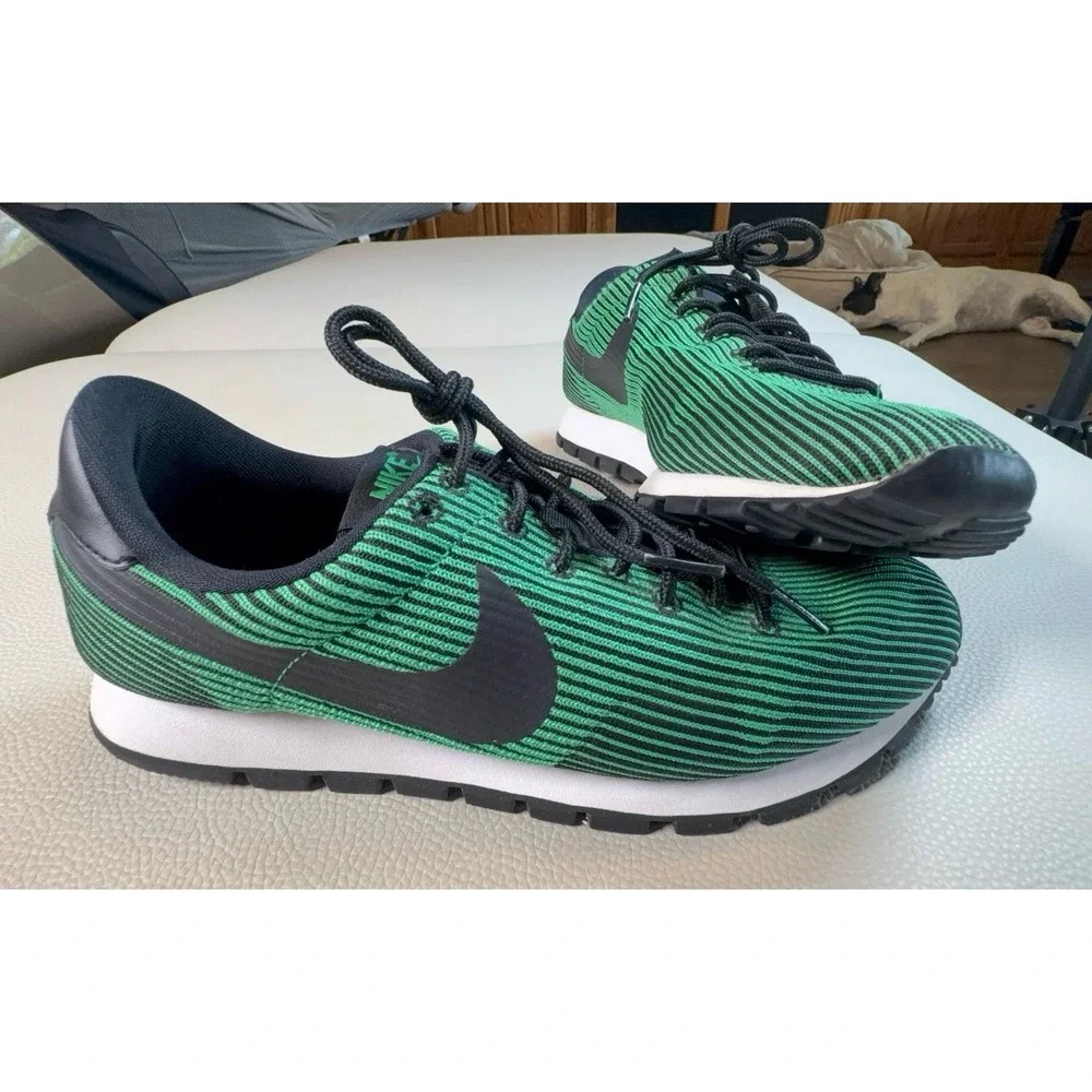 Women's 7.5 NIKE Air Pegasus 83 green & black athletic shoes. EUC.